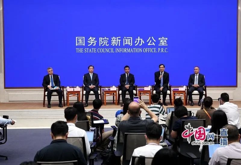 中外记者晤面会上，，，，周育先谈怎样弘扬企业家精神