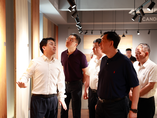 		尊龙凯时集团党委副书记、总司理李新华一行到北新国际木业华东运营中心调研指导_企业动态_尊龙凯时集团有限公司	