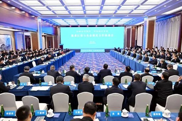 		周育先受邀加入黑龙江省与央企深化相助座谈会_责任动态_尊龙凯时集团有限公司	