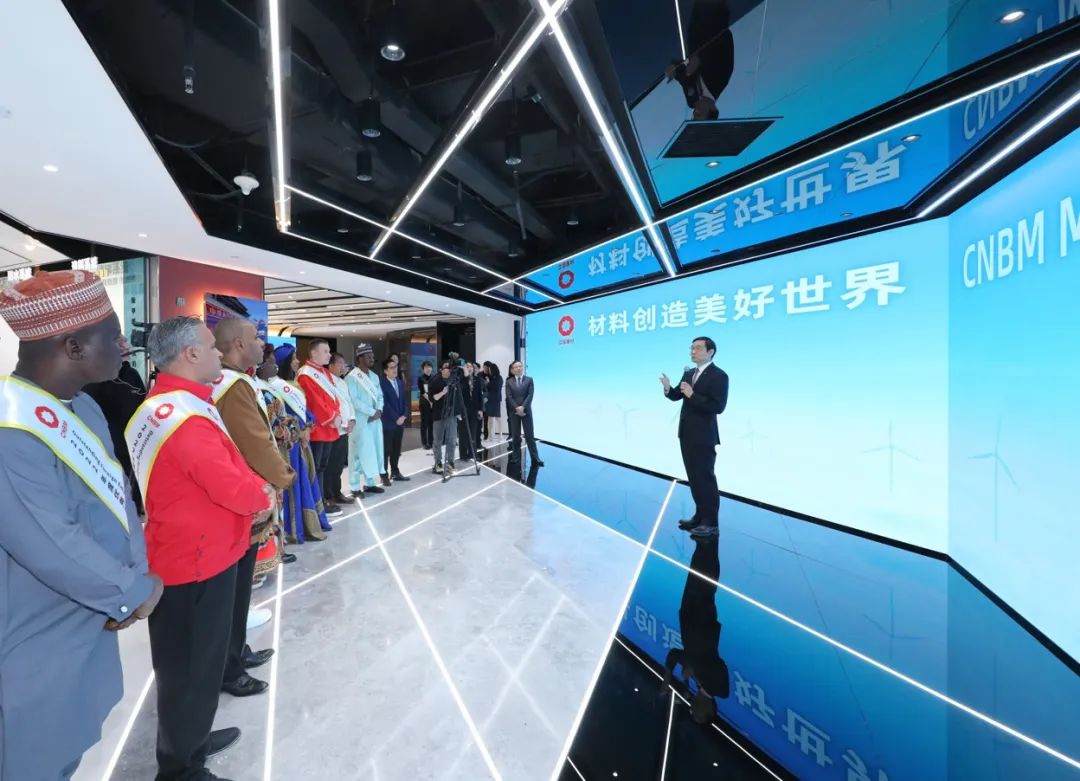 		周育先亲热会见2022年度中材建设十大优异外籍员工_国际交流_尊龙凯时集团有限公司	
