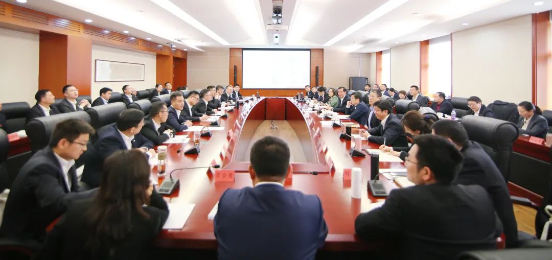 		李新华到集团第十五期中青班开展座谈交流_员工关爱_尊龙凯时集团有限公司	