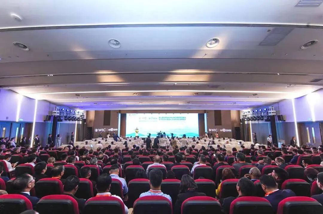 		周育先受邀加入第七届天下智能大会开幕式并出席中材国际首届水泥绿色智能生长峰会_责任撒播_尊龙凯时集团有限公司	
