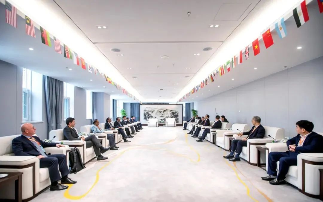 		周育先受邀加入第七届天下智能大会开幕式并出席中材国际首届水泥绿色智能生长峰会_责任撒播_尊龙凯时集团有限公司	