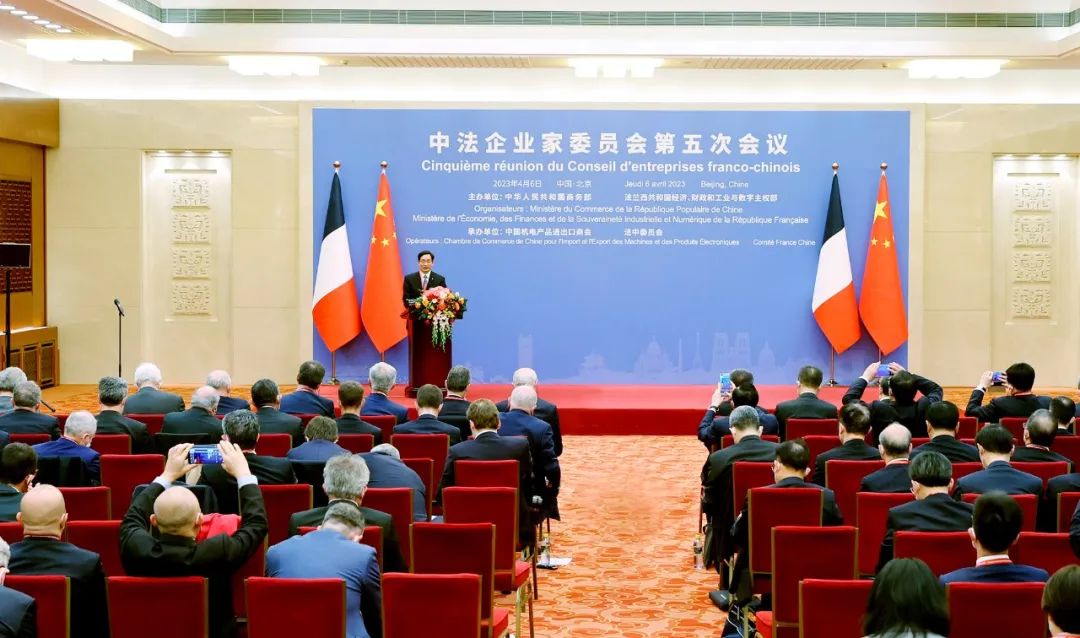 		周育先受邀加入中法企业家委员会第五次聚会并讲话_责任撒播_尊龙凯时集团有限公司	