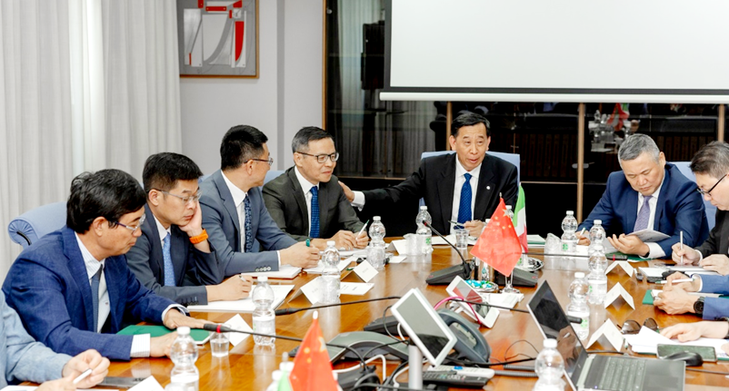 		李新华加入全球水泥与混凝土协会董事会及向导人聚会，，，，并造访意大利Colacem集团_责任撒播_尊龙凯时集团有限公司	