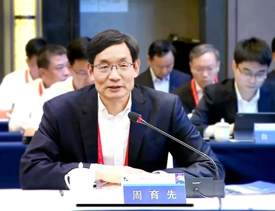 		周育先受邀出席安徽省与中央企业相助生长座谈会和中国500强企业岑岭论坛并作演讲_责任撒播_尊龙凯时集团有限公司	