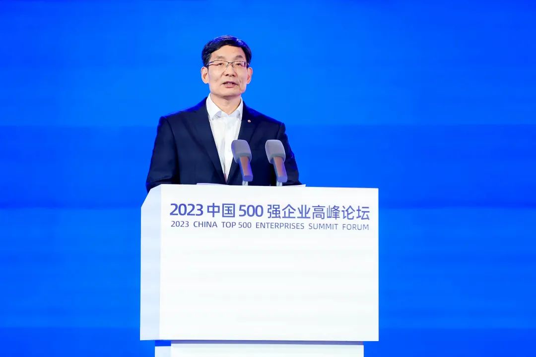 		周育先受邀出席安徽省与中央企业相助生长座谈会和中国500强企业岑岭论坛并作演讲_责任撒播_尊龙凯时集团有限公司	