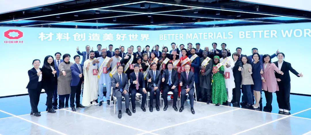 		李新华出席中材建设区域中心汇报会并会见2023年度优异外籍员工_国际交流_尊龙凯时集团有限公司	
