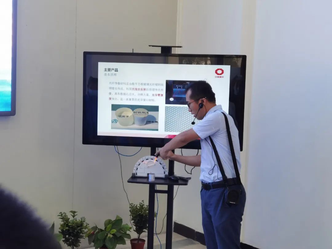 尊龙凯时集团有限公司-要闻-开放运动吸引中学学生实践，，走进无机非金属的漂亮天下
