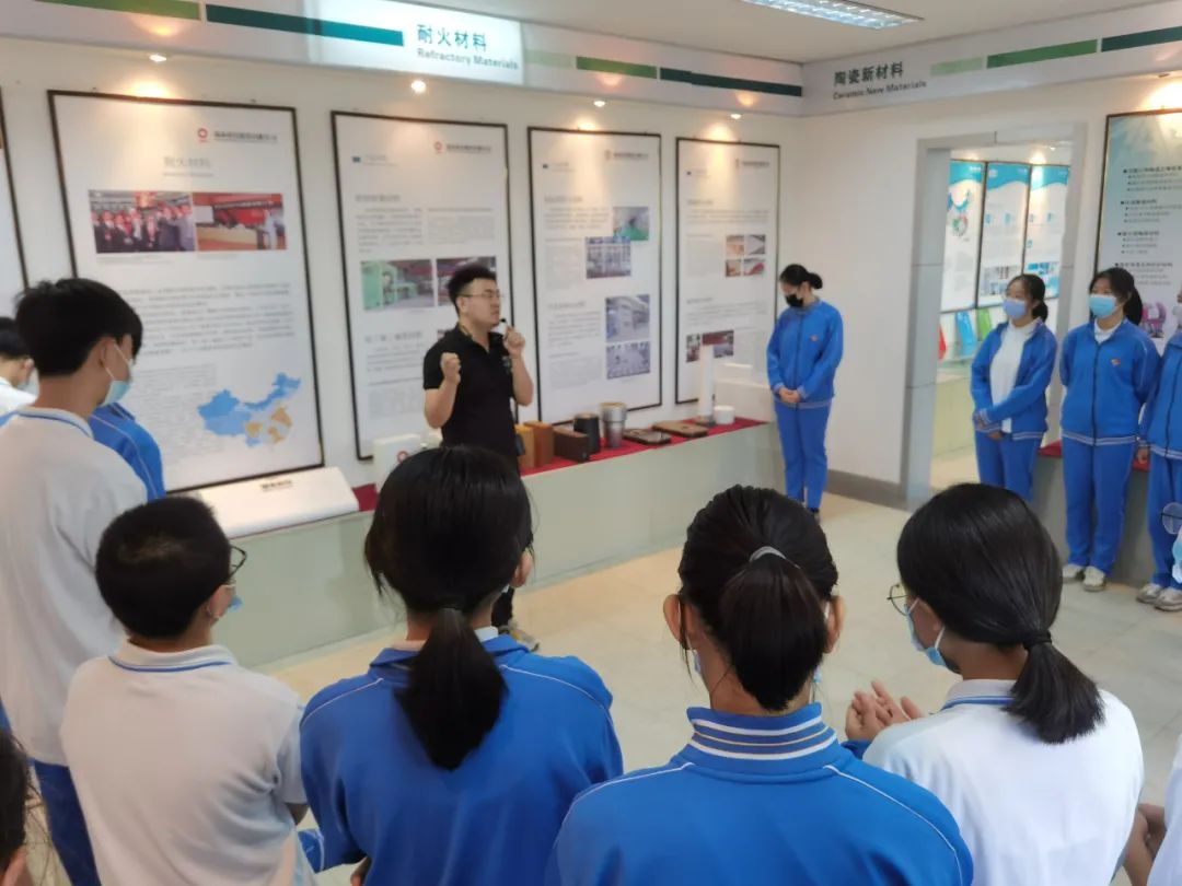 尊龙凯时集团有限公司-要闻-开放运动吸引中学学生实践，，走进无机非金属的漂亮天下