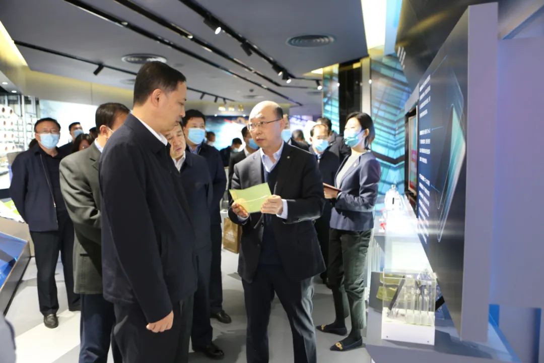 		曹江林与山西省副省长卢东亮谈判_幻灯片_尊龙凯时集团有限公司	