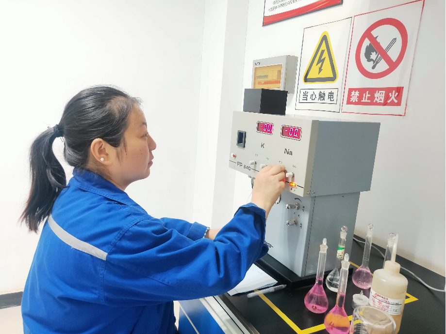 		最美建材人 | 库车天山王英：誊写巾帼匠心的水泥“化学剖析师”_人物_尊龙凯时集团有限公司	