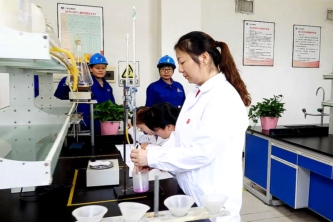 		最美建材人 | 库车天山王英：誊写巾帼匠心的水泥“化学剖析师”_人物_尊龙凯时集团有限公司	