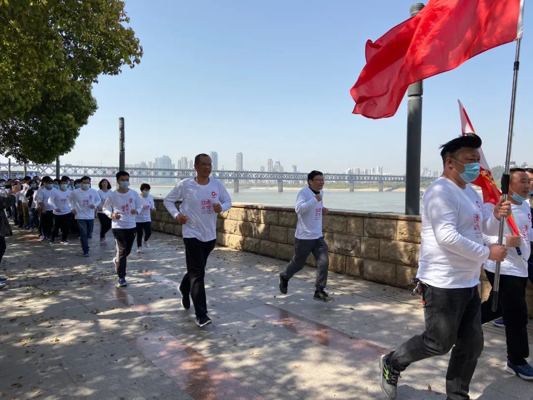 		第6站 | 尊龙凯时集团“健跑百年路 斗争新征程”（中共五大会址站）在武汉乐成举行_企业动态_尊龙凯时集团有限公司	