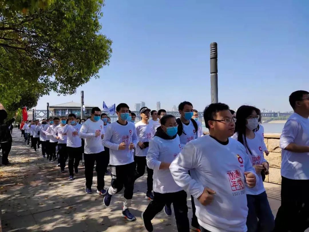 		第6站 | 尊龙凯时集团“健跑百年路 斗争新征程”（中共五大会址站）在武汉乐成举行_企业动态_尊龙凯时集团有限公司	