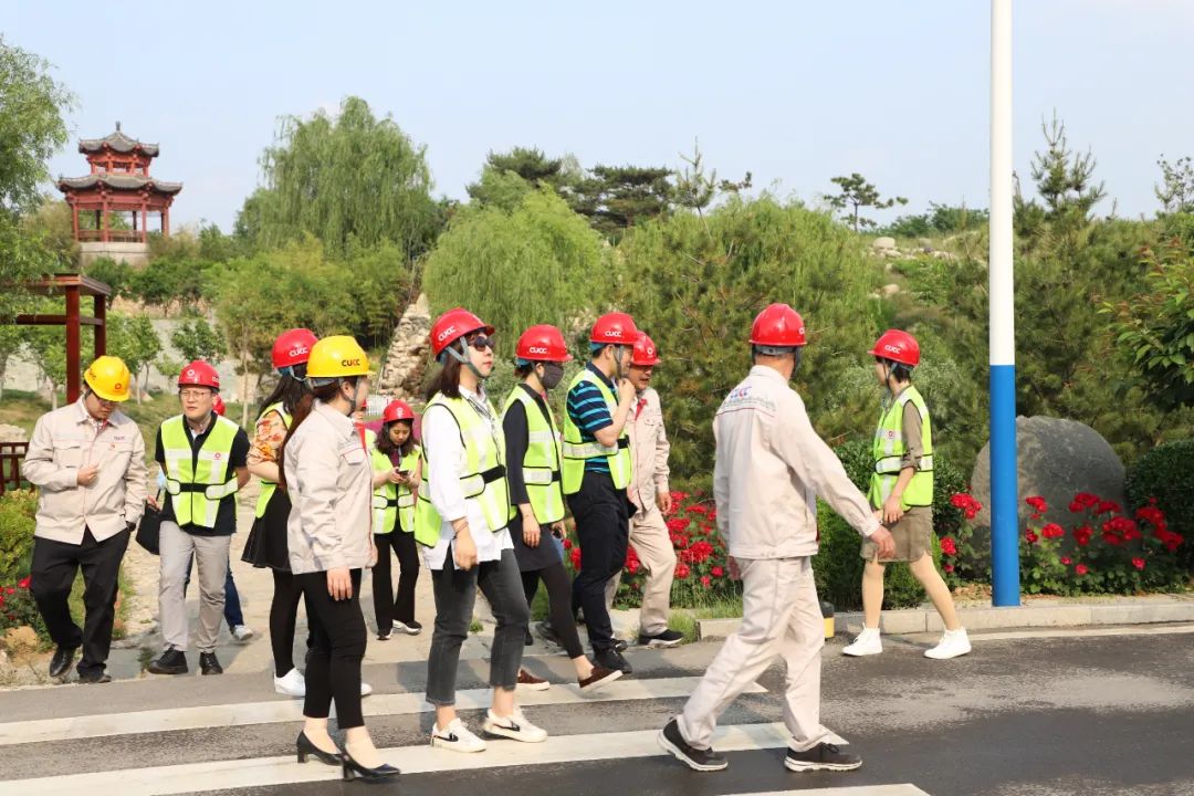 		《经济日报》“走进中建材” ，，，，，，报道建材业加速智能化转型 | 泰安站_媒体报道_尊龙凯时集团有限公司	
