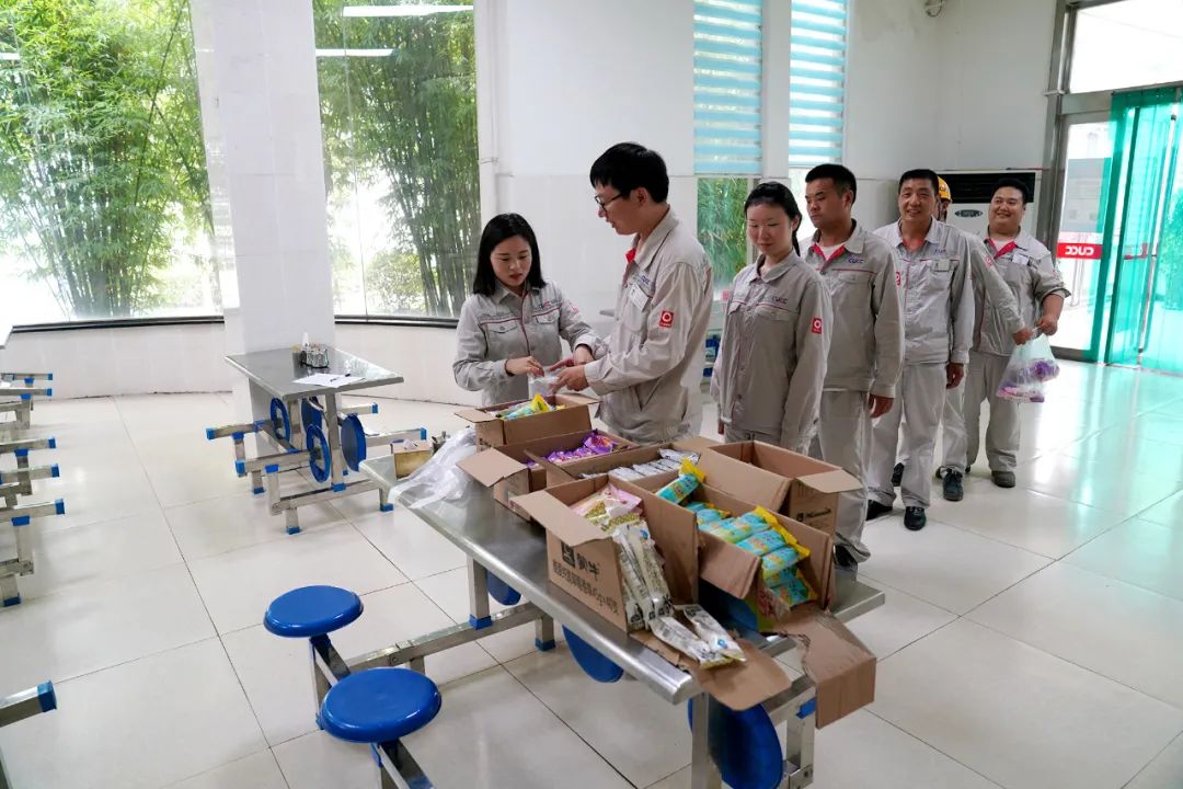 		烈日下的建材人，，，，，无惧“烤”验！_人物_尊龙凯时集团有限公司	
