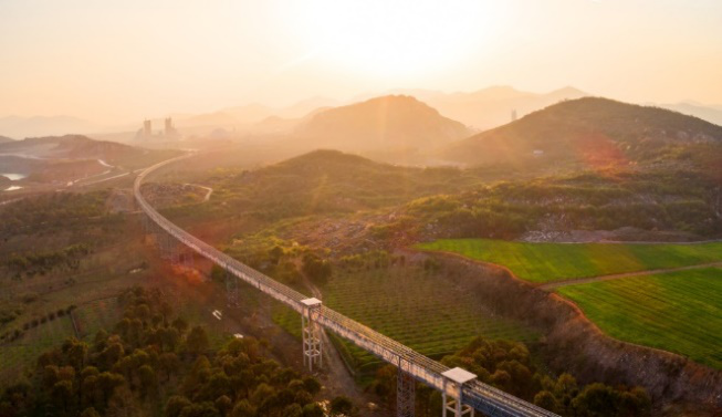		办实事 暖人心 | 践行“两山”理论，，，，，，南方水泥“空中走廊”二期项目投运_办实事暖人心_尊龙凯时集团有限公司	