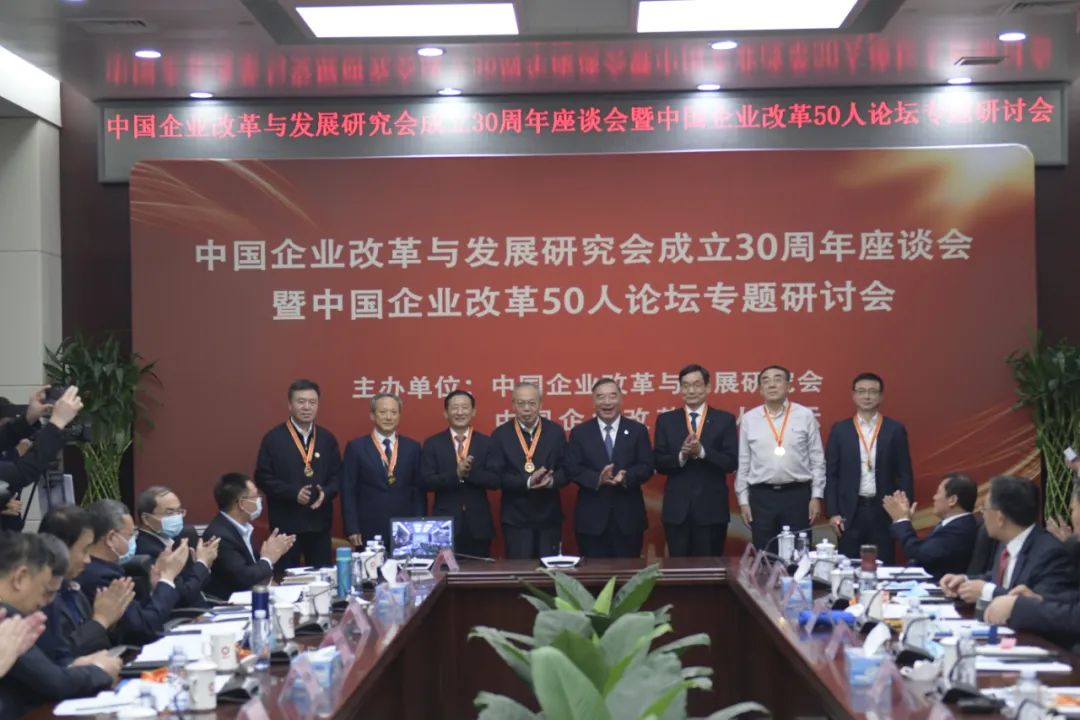 		周育先受邀出席中国企业刷新与生长研究会建设30周年座谈会暨中国企业刷新50人论坛专题钻研会并发演出讲_责任撒播_尊龙凯时集团有限公司	