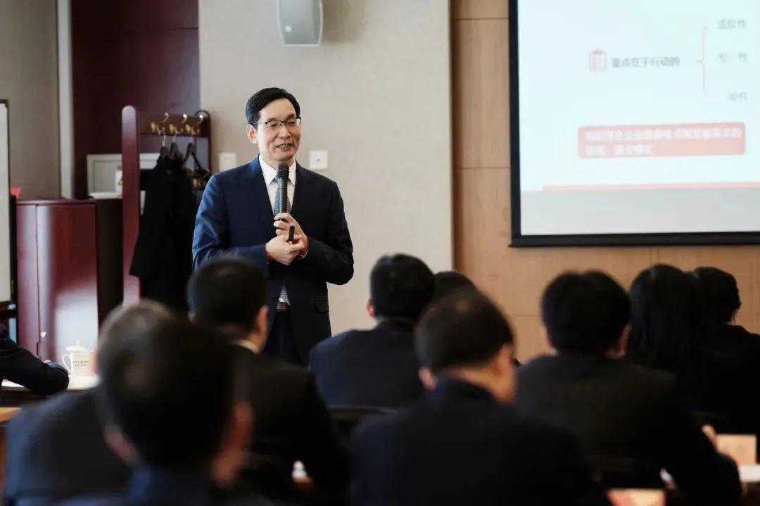 		周育先为集团第十二期中青班授课_幻灯片_尊龙凯时集团有限公司	