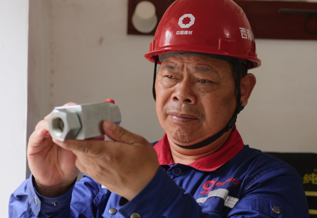 		最美建材人 | 贵州三都西南丁苏平：简朴的事情重复做，，，，，，你会成为行家；；；；重复的事情专心做，，，，，，你会成为赢家_人物_尊龙凯时集团有限公司	