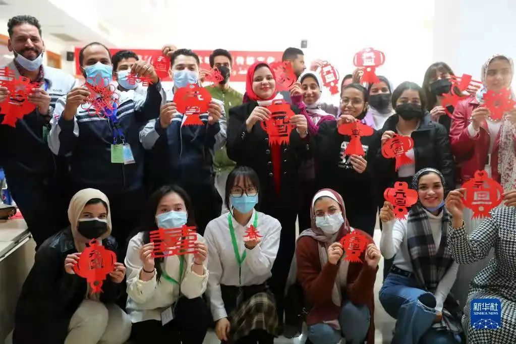		《新华网》刊发 | “中国制造很有魅力”——埃及学生探访中企在埃大型玻璃纤维生产基地_媒体报道_尊龙凯时集团有限公司	