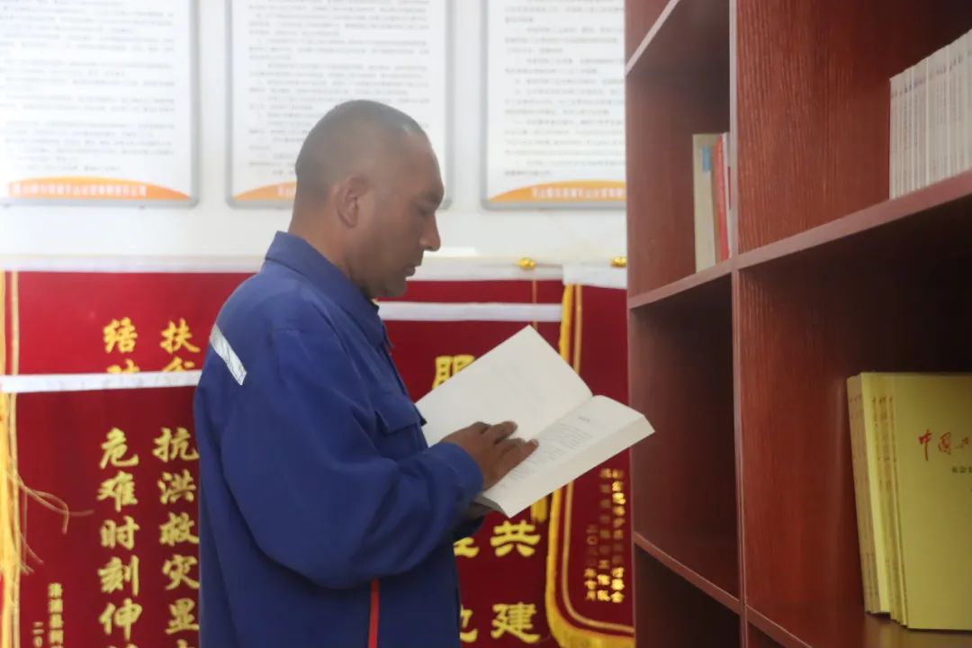 		最美建材人 | 洛浦天山艾力??麦提如则：昆仑山下闪闪石榴红_人物_尊龙凯时集团有限公司	