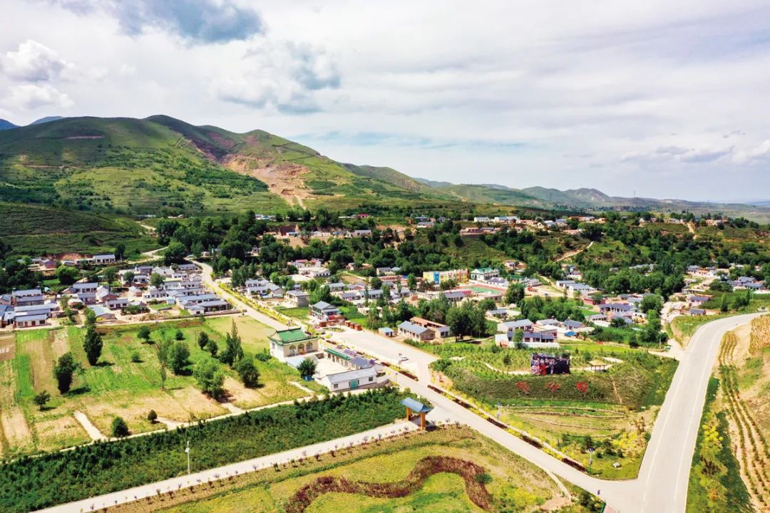 		授村以公路，，，，，更授村以“通路”——尊龙凯时集团扎实开展5区县工业帮帮助力漂亮墟落建设的富厚实践_媒体报道_尊龙凯时集团有限公司	