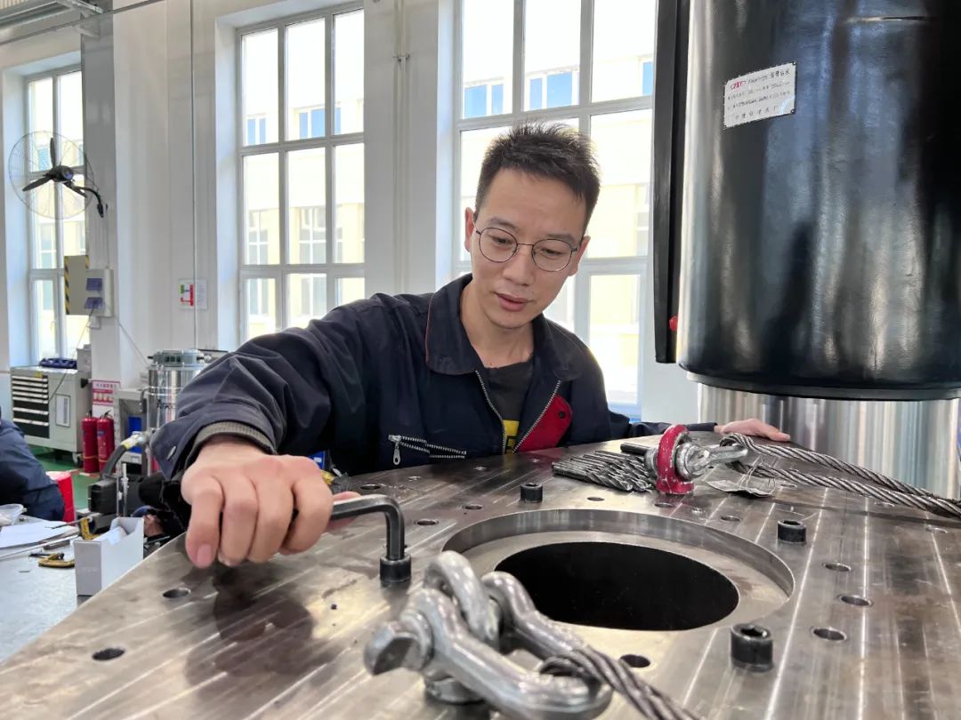  最美一线劳模丨 哈玻院韩亮：用行动诠释热爱，，充分度过每一天_斗争有我_尊龙凯时集团有限公司 