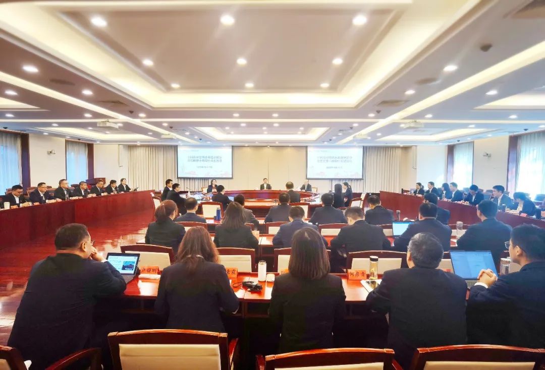 李新华到集团第十四期中青班座谈交流：学习贯彻党的二十大精神，，，，建设天下一流企业_要闻_尊龙凯时集团有限公司 