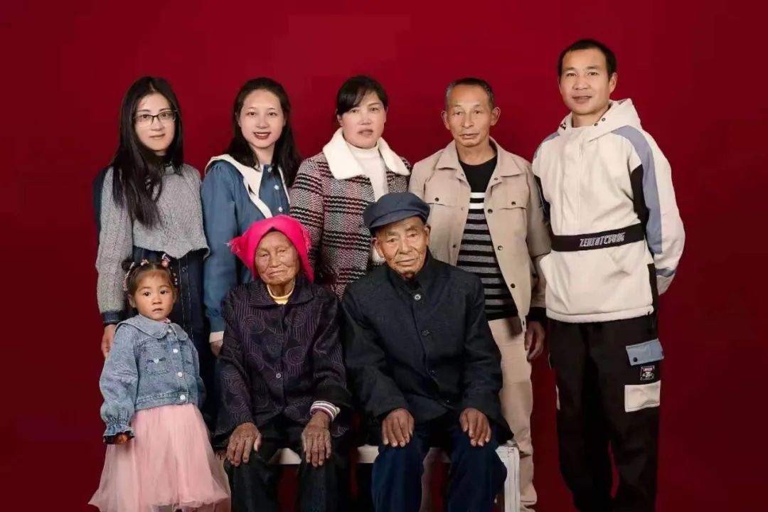 		走进爱的加油站｜幸福一家人 建材一家亲_图片_尊龙凯时集团有限公司	