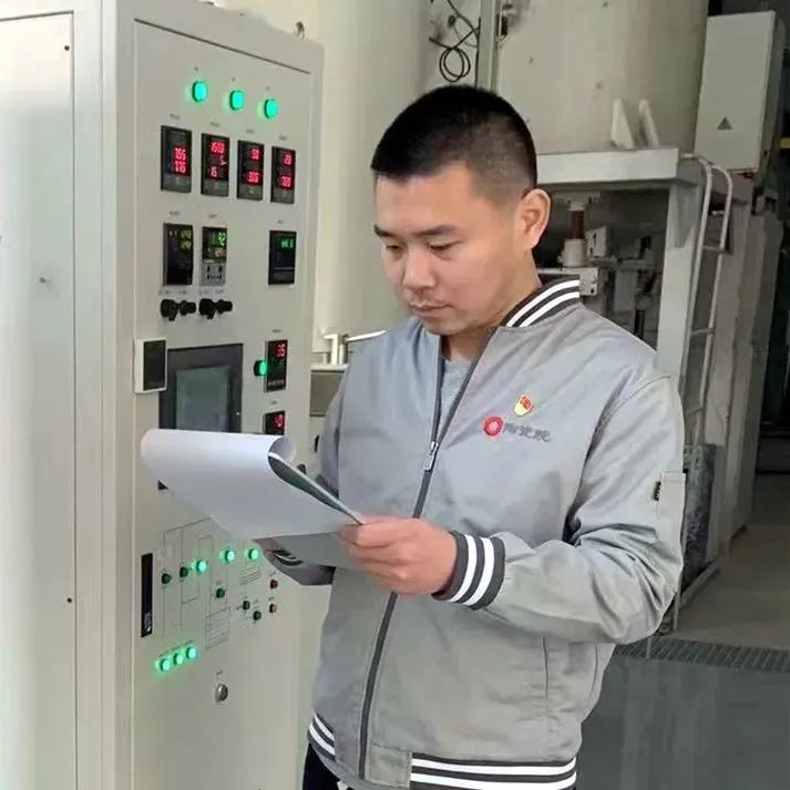 		最美工程手艺职员｜咸阳陶瓷院任佳乐：烨匠心之火 灼陶瓷之光_人物_尊龙凯时集团有限公司	