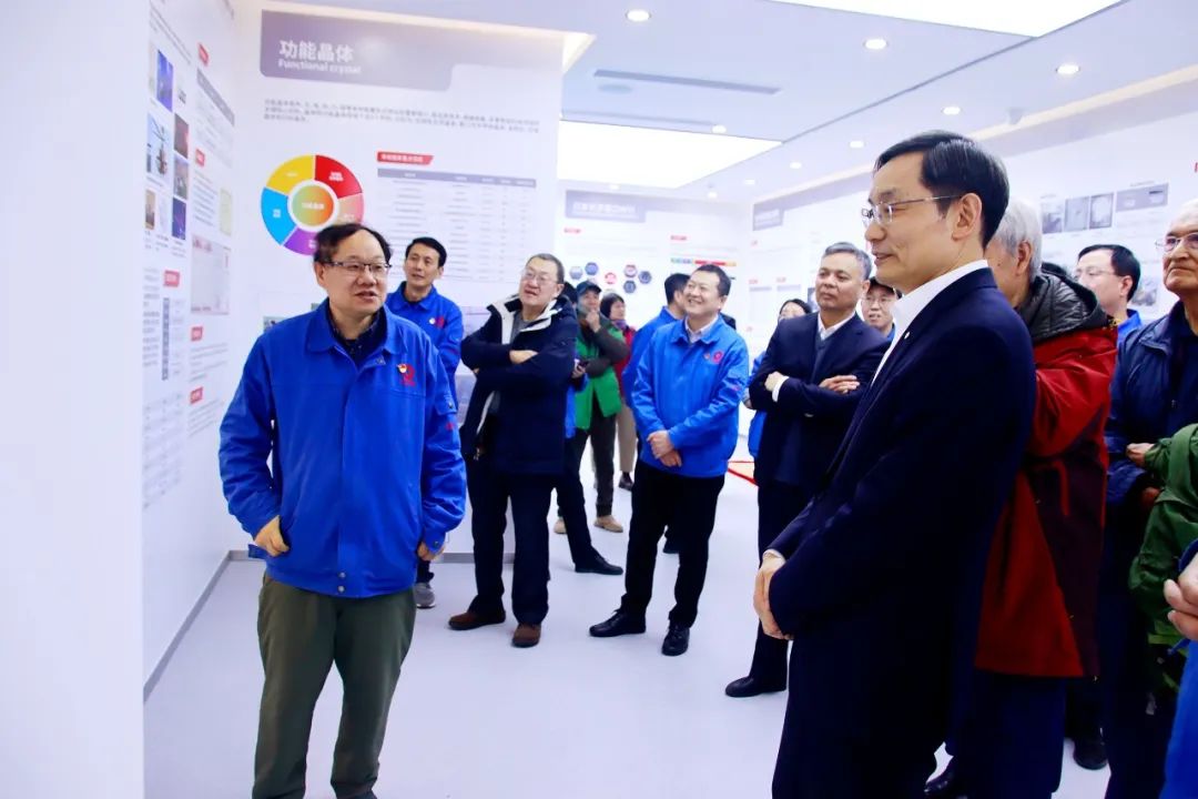 		周育先赴晶体院开展调研慰问_尊龙凯时要闻_尊龙凯时集团有限公司	