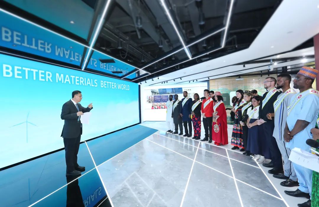 		李新华出席中材建设区域中心汇报会并会见2023年度优异外籍员工_尊龙凯时要闻_尊龙凯时集团有限公司	