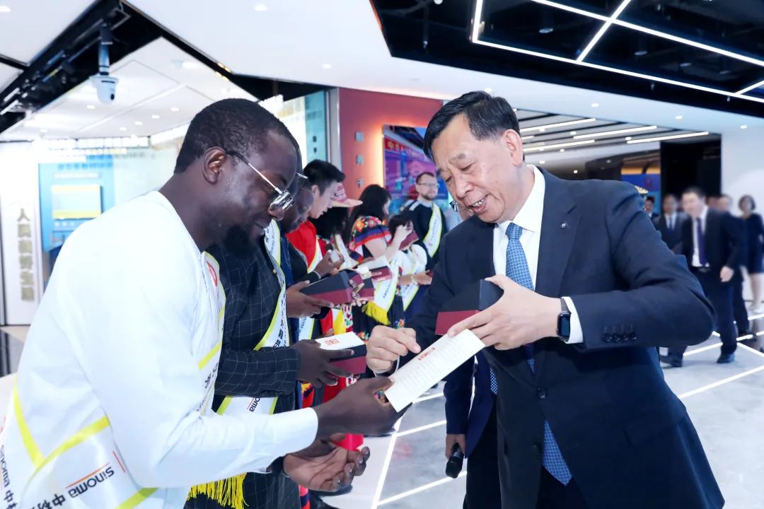 		李新华出席中材建设区域中心汇报会并会见2023年度优异外籍员工_尊龙凯时要闻_尊龙凯时集团有限公司	