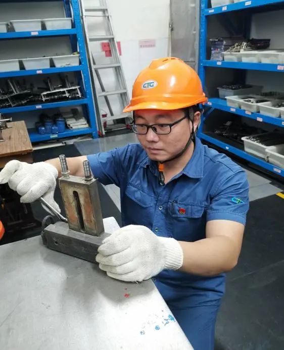 		点赞 | 我们5名职工荣获2024年度天下机械冶金建材行业“最美职工”称呼_企业动态_尊龙凯时集团有限公司	