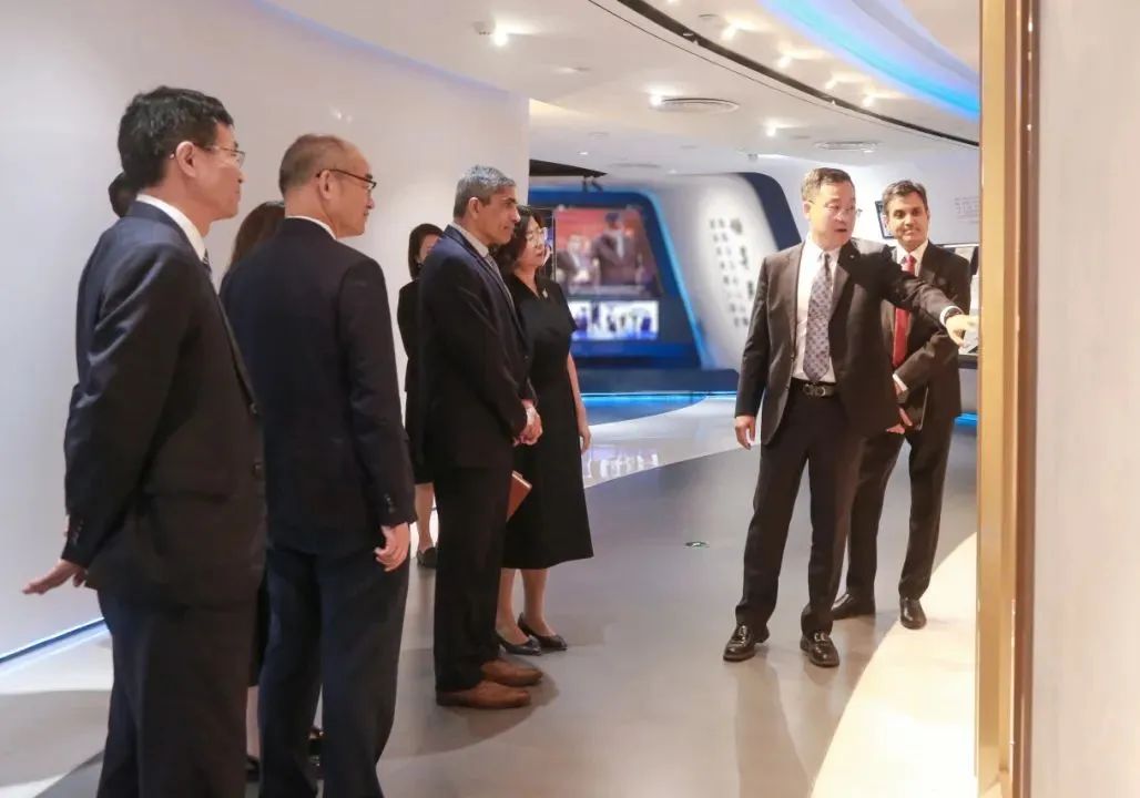 		周育先会见霍尼韦尔全球董事长兼首席执行官柯伟茂一行_幻灯片_尊龙凯时集团有限公司	
