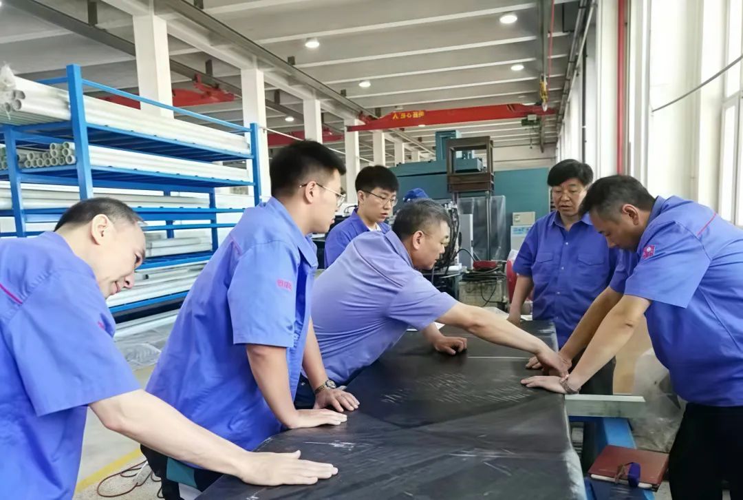 		点赞！我们助力全球首列商用碳纤维地铁列车问世_企业动态_尊龙凯时集团有限公司	