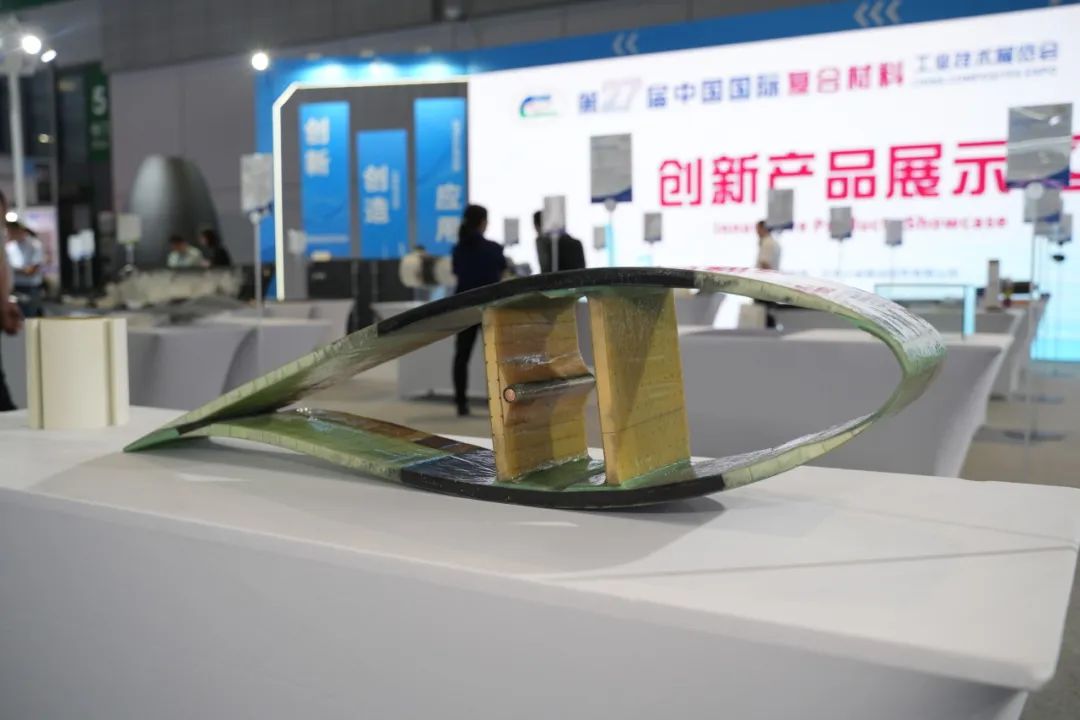 		李新华出席第27届中国国际复材展，，，，，，尊龙凯时集团多家企业精彩亮相_尊龙凯时要闻_尊龙凯时集团有限公司	