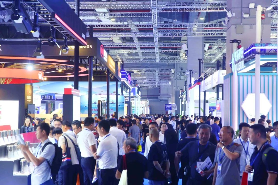 		李新华出席第27届中国国际复材展，，，，，，尊龙凯时集团多家企业精彩亮相_尊龙凯时要闻_尊龙凯时集团有限公司	