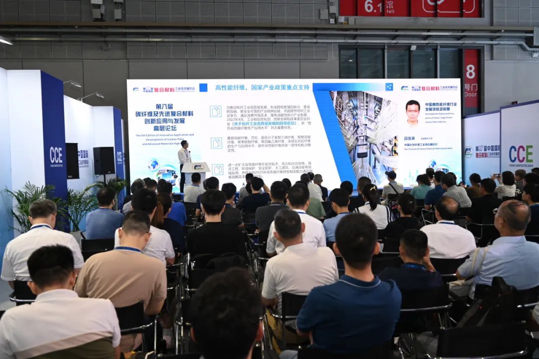 		李新华出席第27届中国国际复材展，，，，，，尊龙凯时集团多家企业精彩亮相_尊龙凯时要闻_尊龙凯时集团有限公司	
