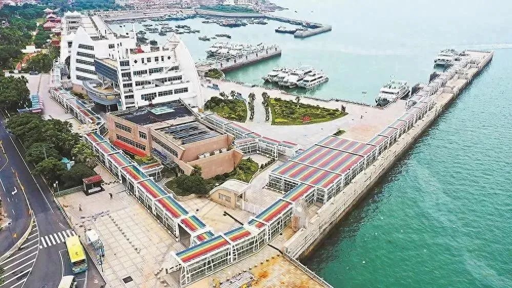		科技范儿 | 让既有修建“绿”起来！碲化镉发电玻璃入选住建部典范案例_企业动态_尊龙凯时集团有限公司	