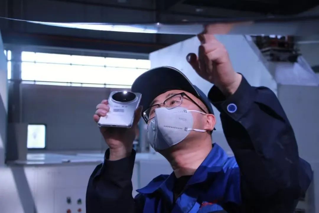 		致敬劳模 | 以立异致匠心：90后工程师杨威用复合质料拉出中国风电新高度_人物_尊龙凯时集团有限公司	