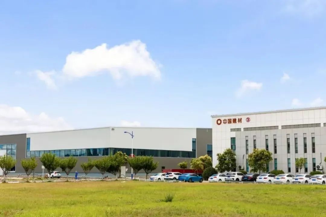 		致敬劳模 | 以立异致匠心：90后工程师杨威用复合质料拉出中国风电新高度_人物_尊龙凯时集团有限公司	