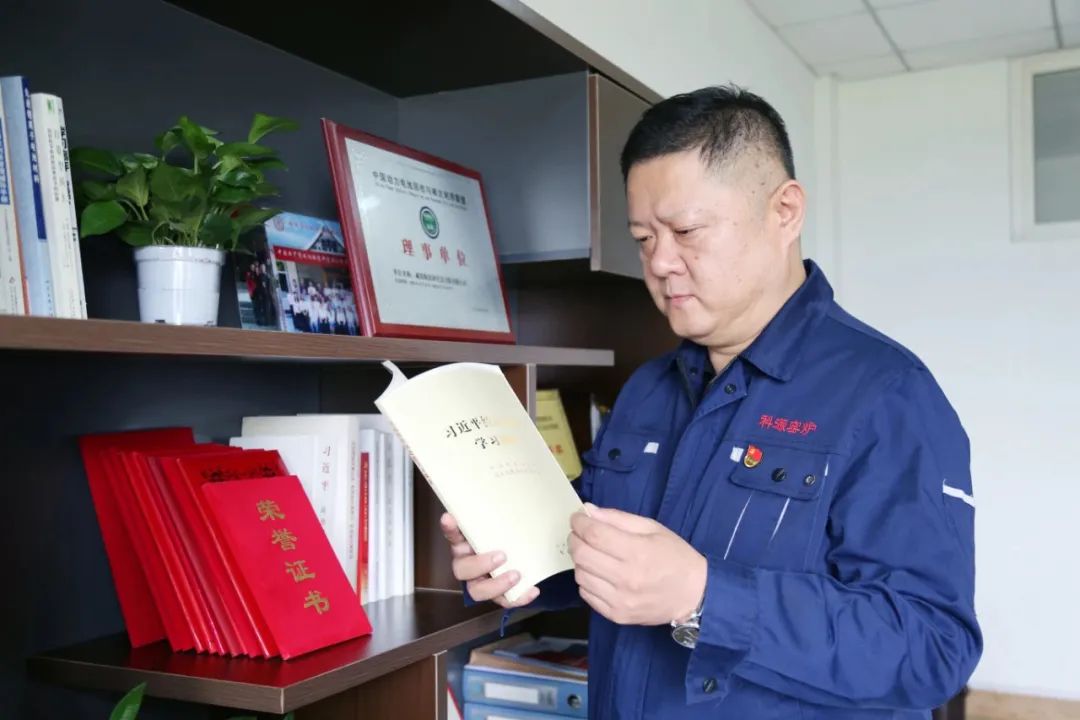 		致敬劳模 | 贾军：以立异为刃，，，，，，破国产新能源装备“卡脖子”之局_人物_尊龙凯时集团有限公司	