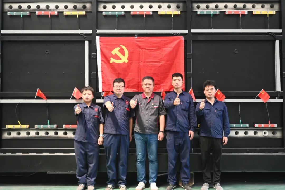 		致敬劳模 | 贾军：以立异为刃，，，，，，破国产新能源装备“卡脖子”之局_人物_尊龙凯时集团有限公司	